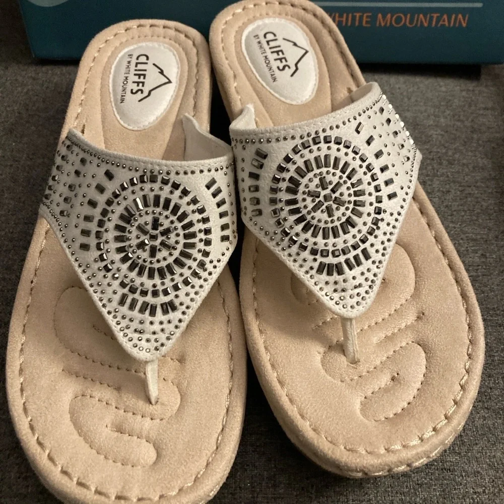 Cliffs by WHITE MOUNTAIN white Embellished Thong Sandals size 8-8.5 - Picture 4 of 9